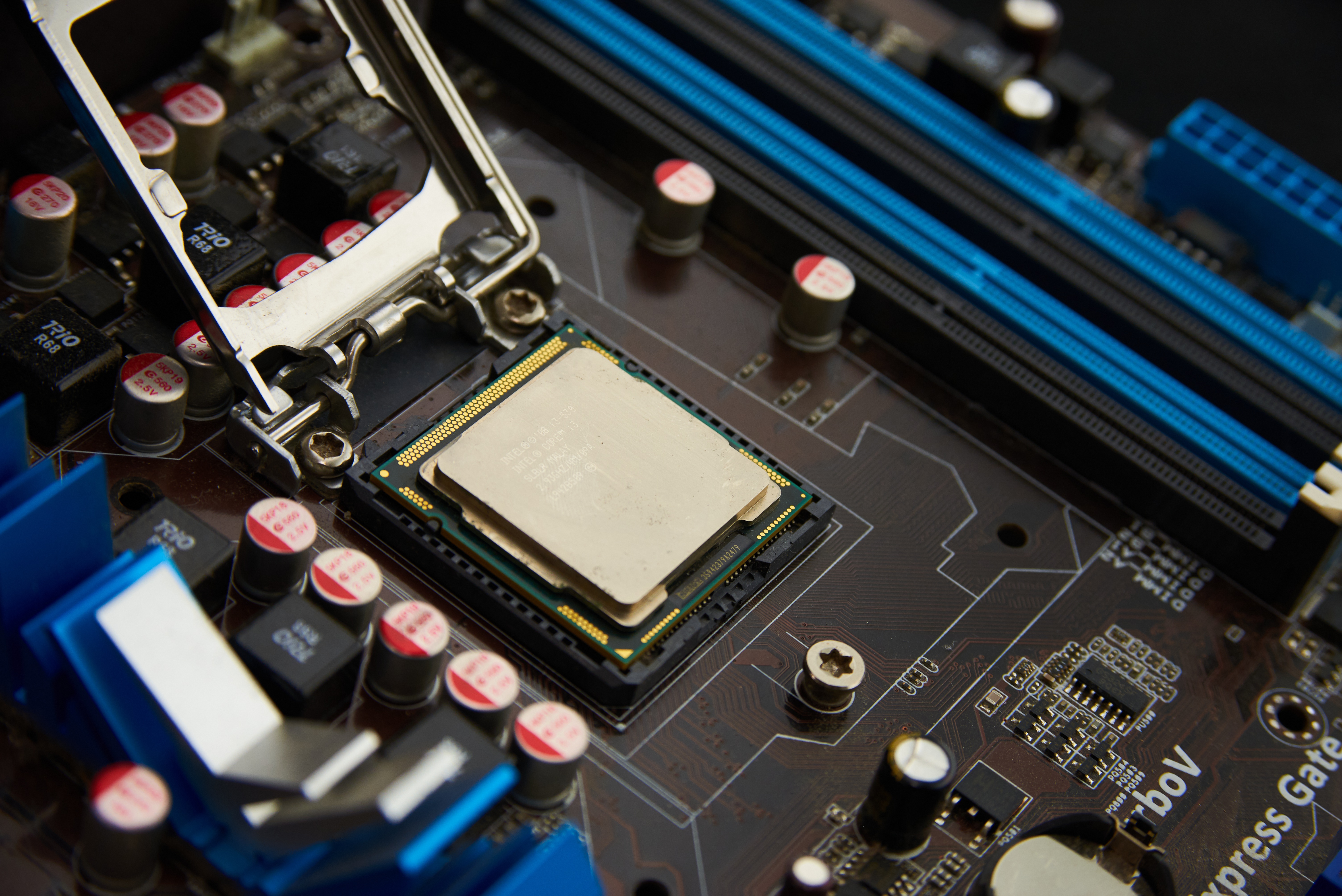 AMD- und Intel-Desktop-CPUs nebeneinander auf einem Mainboard